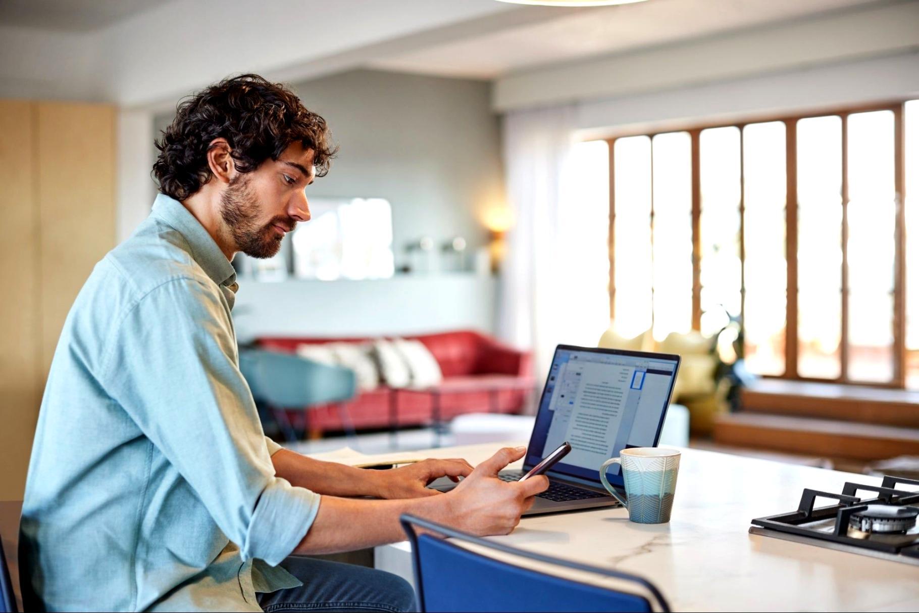 Personne travaillant sur un ordinateur avec documents financiers