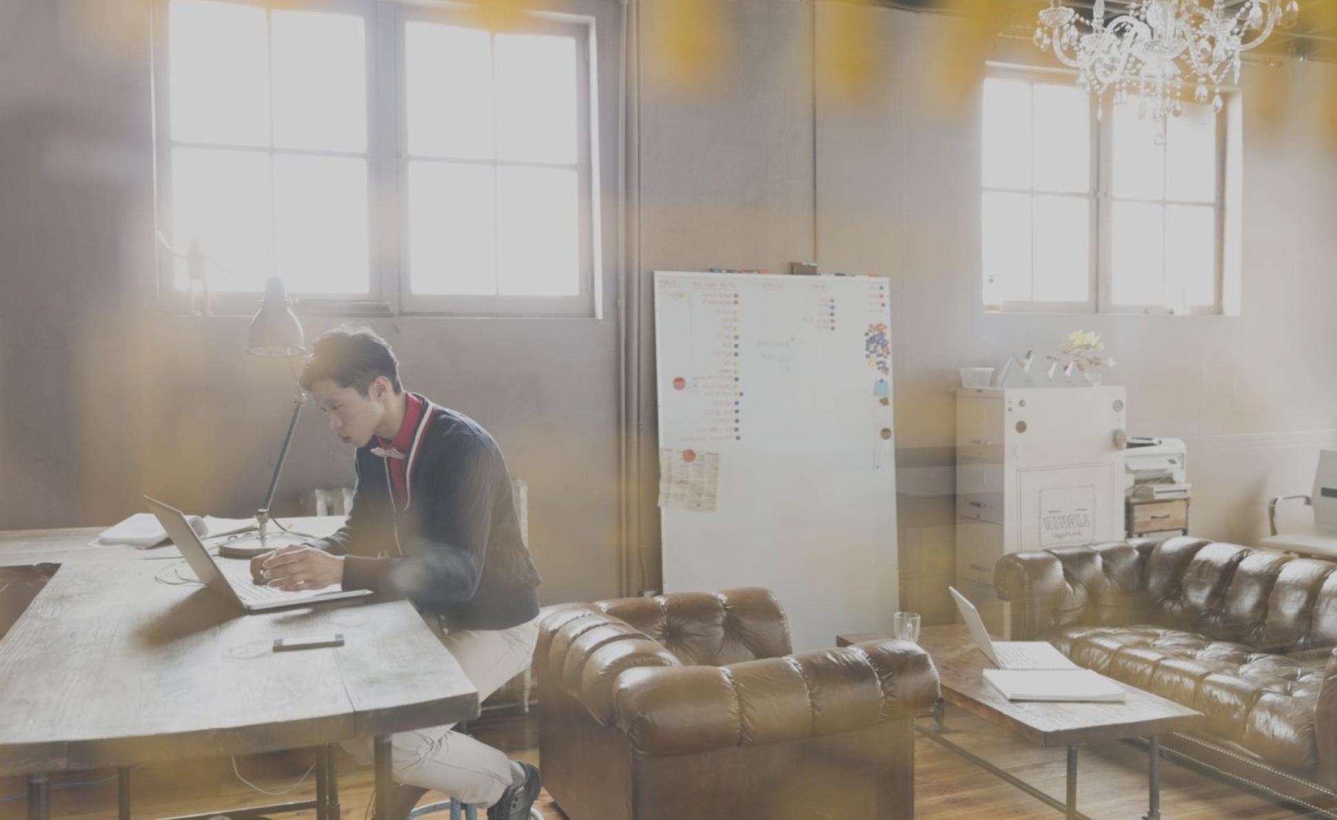 Analyse de documents budgétaires sur un bureau