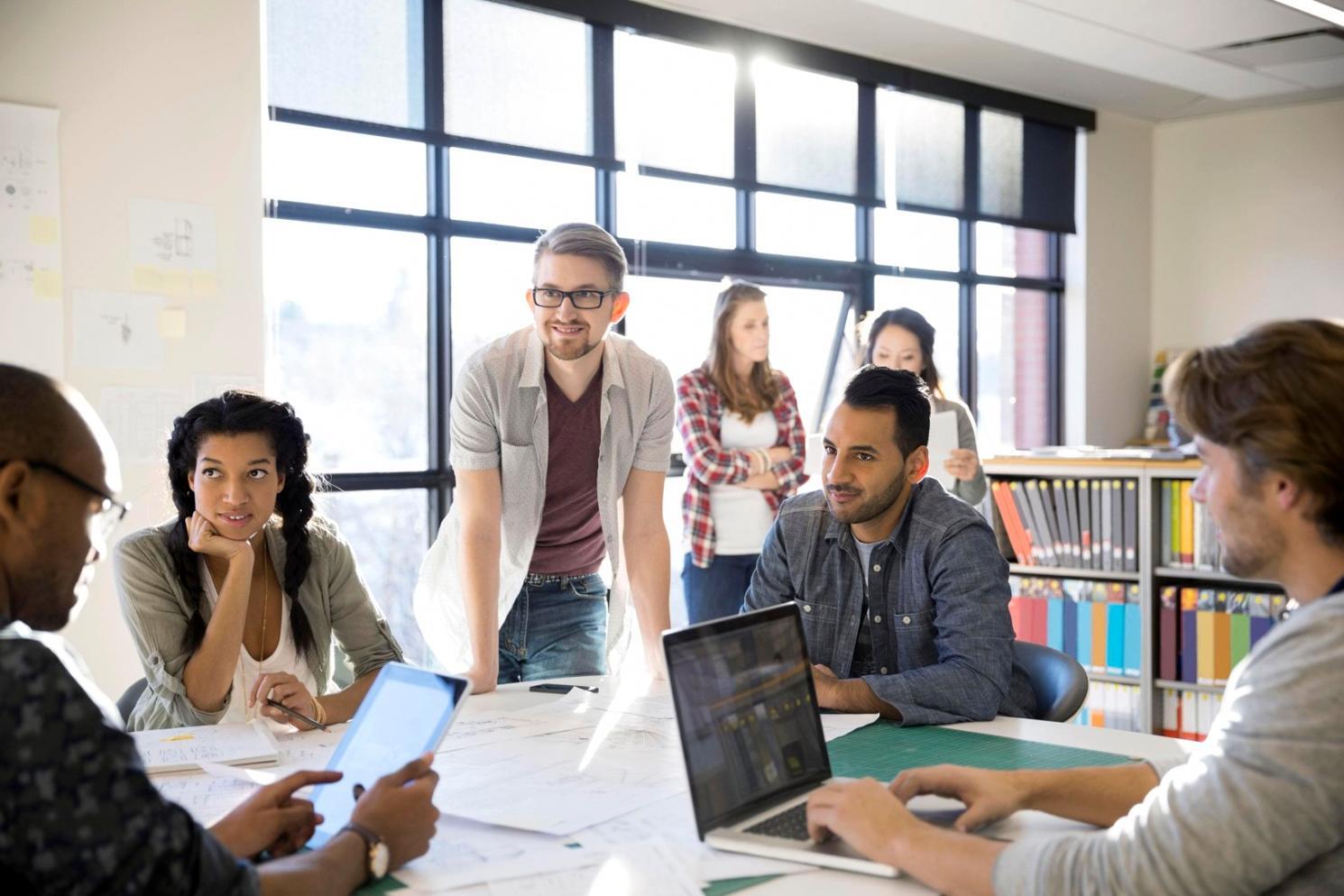 Équipe de travail collaborative sur des projets budgétaires
